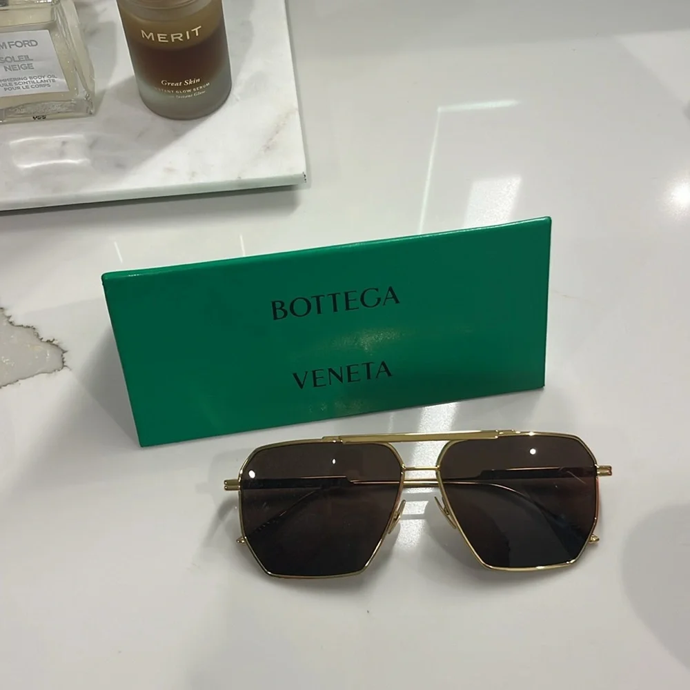 TRADE FOR DR GOLDIE!!! DO NOT PURCHASE! Bottega Veneta Gold Sunglasses - Picture 2 of 9